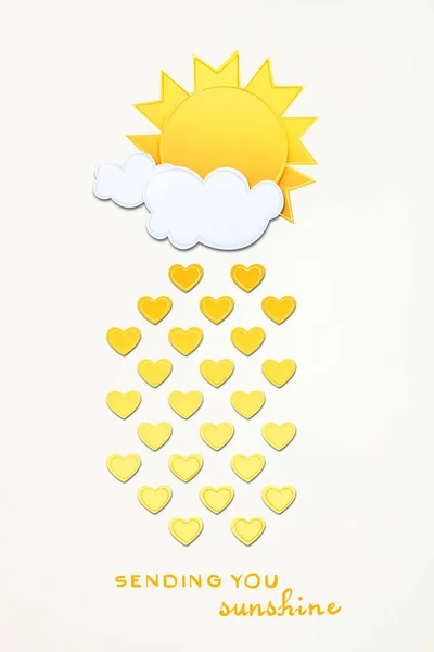 Дождь из сердец. Креативные валентинки концептуальная фотография солнца с облаками и сердцами из бумаги на сером фоне . — стоковое фото