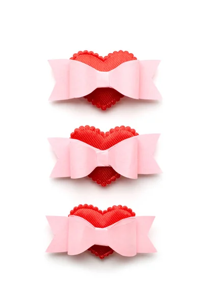 Concepto de San Valentín creativo foto de corazones con arcos sobre fondo blanco . —  Fotos de Stock