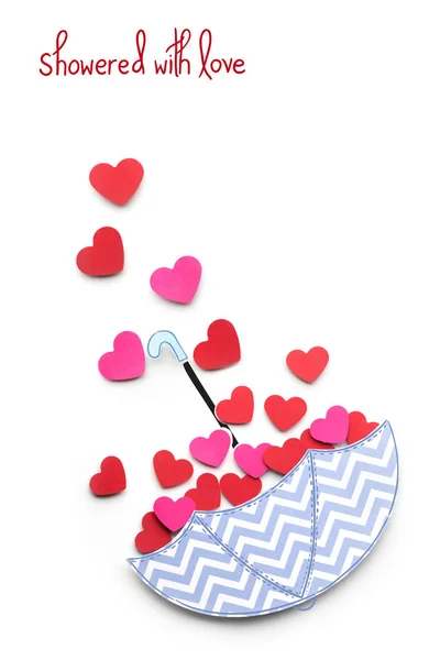 Kreativa hjärtans konceptet foto av papper paraply med hjärtan som regnar ner på vit bakgrund. — Stockfoto