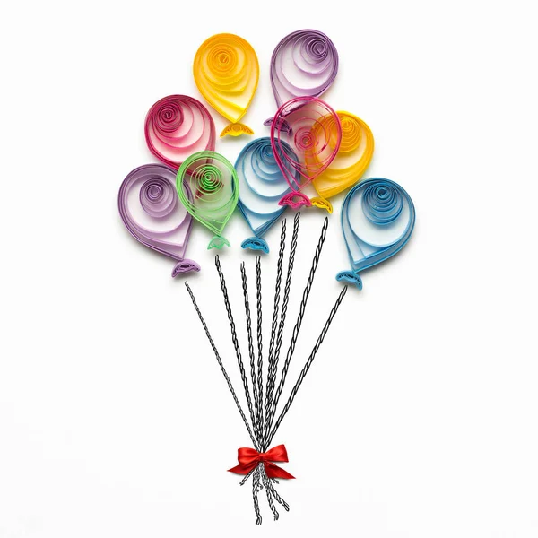 Proficiat met je verjaardag. Foto's creatief concept voor filigraan ballonnen gemaakt van papier op witte achtergrond. — Stockfoto