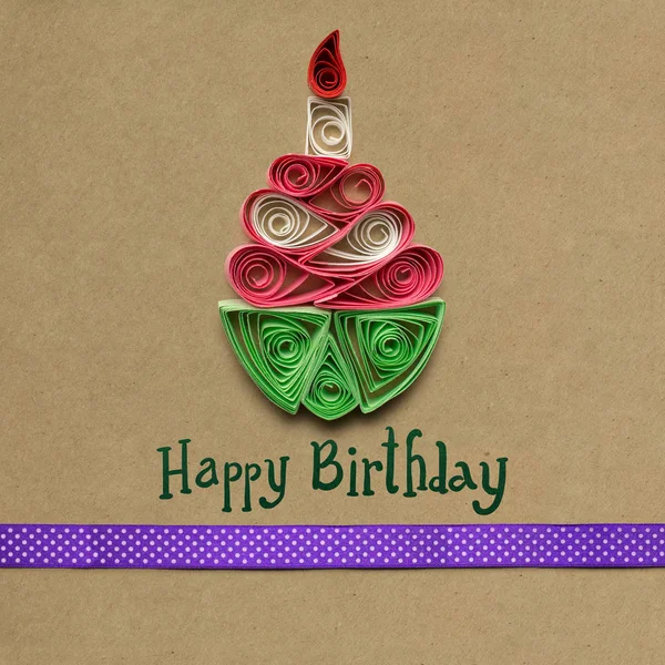 Boldog születésnapot. Kreatív koncepció fotó a születésnapi torta fodorított szalag készült papír barna háttér. — Stock Fotó