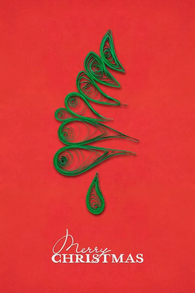 Μαγικό δέντρο. Δημιουργική ιδέα φωτογραφιών από ένα χριστουγεννιάτικο δέντρο φτιαγμένο από χαρτί σε κόκκινο φόντο. — Φωτογραφία Αρχείου