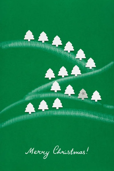 Μαγικά δέντρα. Δημιουργική ιδέα φωτογραφία των χριστουγεννιάτικων δέντρων κατασκευασμένο από χαρτί σε πράσινο φόντο. — Φωτογραφία Αρχείου