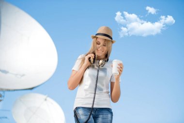 mutlu genç kadın şapkalı