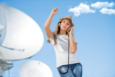 mutlu genç kadın şapkalı