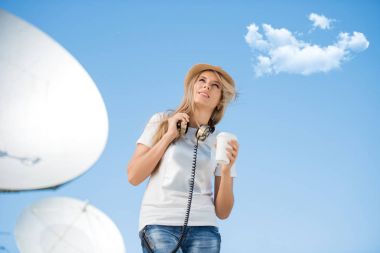 mutlu genç kadın şapkalı