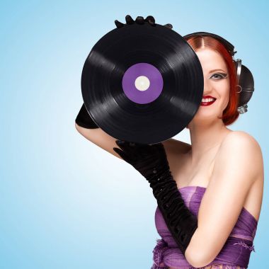 Vinil kaydı ile seksi kız 