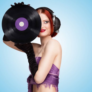 Vinil kaydı ile seksi kız 