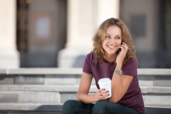 Hermosa mujer de negocios posando al aire libre — Foto de Stock