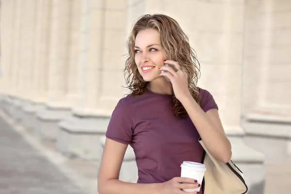 Beautiful businesswoman posing outdoors — Stock Photo, Image