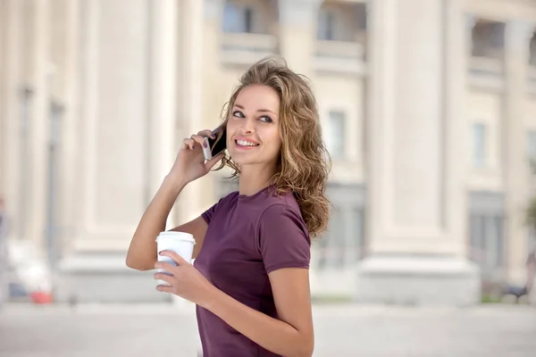 Beautiful businesswoman posing outdoors — Stock Photo, Image