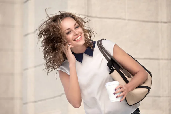 Hermosa mujer de negocios posando al aire libre — Foto de Stock