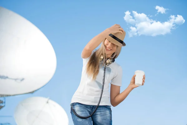 Feliz joven con sombrero — Foto de Stock