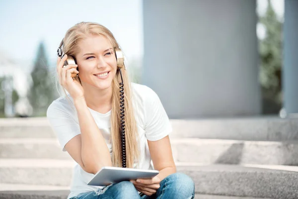 Feliz joven mujer — Foto de Stock