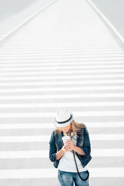 Mujer caminando en la cruz de cebra — Foto de Stock