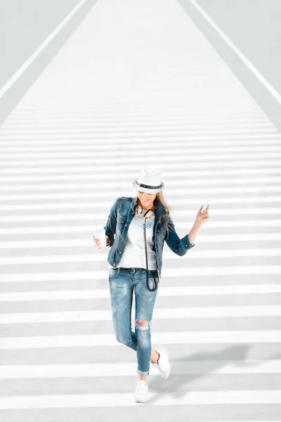 Mujer caminando en la cruz de cebra — Foto de Stock