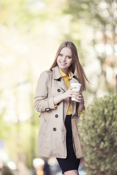 Beautiful young businesswoman — Stock Photo, Image