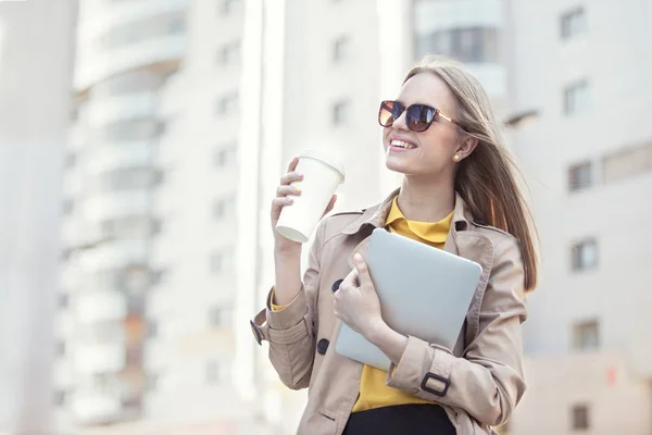 Hermosa joven mujer de negocios — Foto de Stock