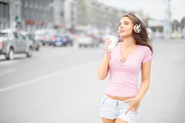 Mooie jonge vrouw — Stockfoto