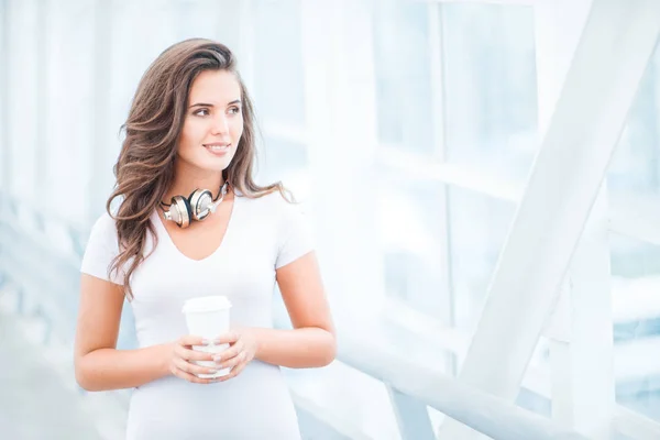 Feliz joven mujer — Foto de Stock