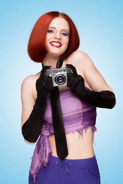 女孩抱着一台旧的老式照片相机 — 图库照片