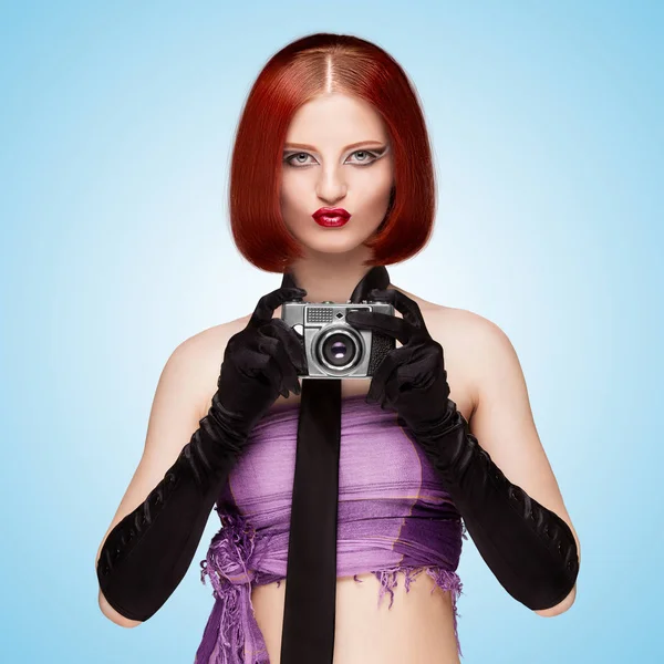 Flicka som håller en gammal vintage fotokamera — Stockfoto