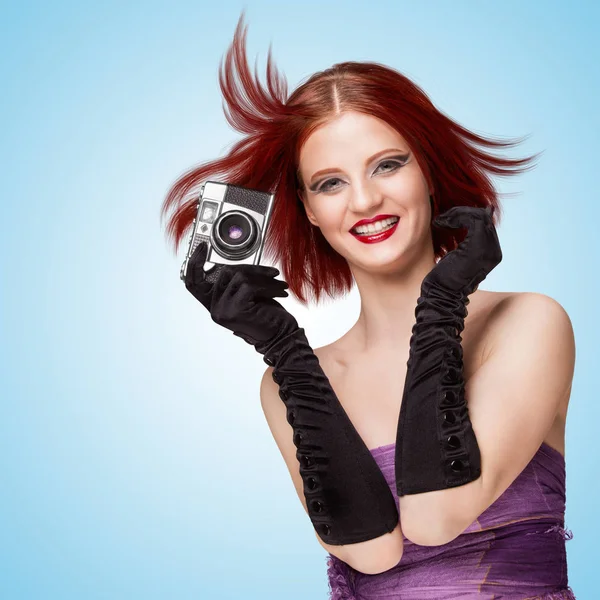 Ragazza in possesso di una vecchia macchina fotografica vintage — Foto Stock