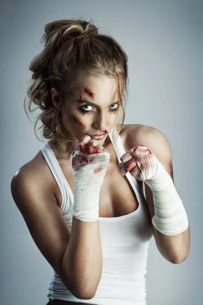 Aggressive female fighter — Stock Photo, Image
