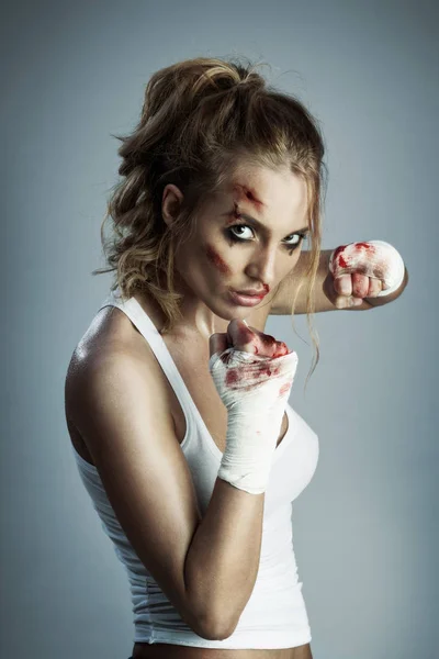 Aggressiv kvindelig fighter - Stock-foto