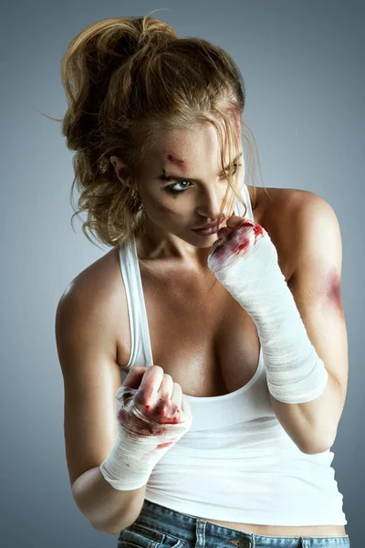 Aggressive female fighter — Stock Photo, Image