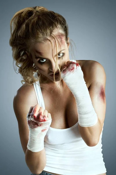 Aggressive female fighter — Stock Photo, Image