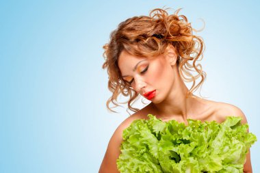 Yaratıcı bir güzel üstsüz kız portresi