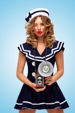 Retro bir pin-up kızı fotoğrafı