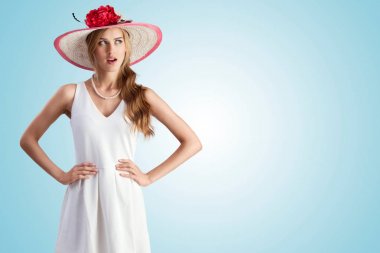  Pin-up kızı vintage şapkalı 