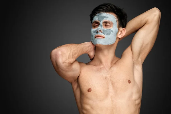 Hombre con limpieza máscara facial de arcilla —  Fotos de Stock