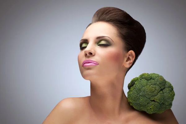 Cute photo of beauty with broccoli — Stock Photo, Image