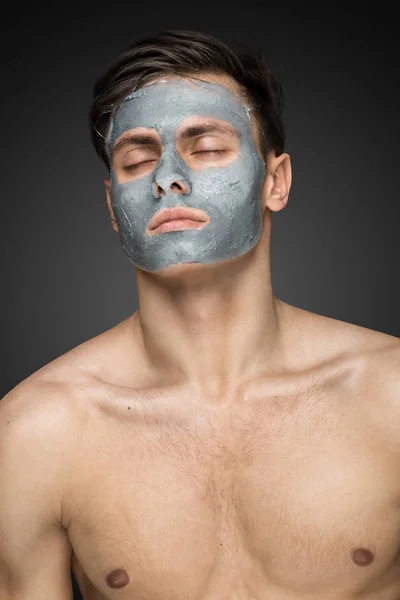 Hombre con limpieza máscara facial de arcilla —  Fotos de Stock