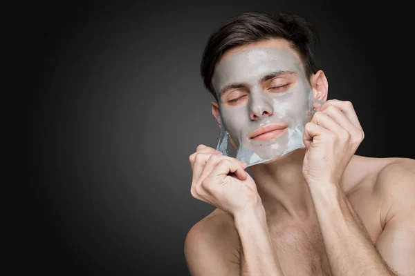 Hombre con limpieza máscara facial de arcilla —  Fotos de Stock