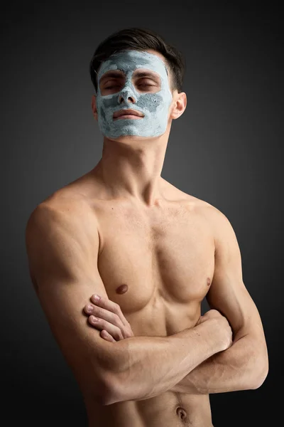 Człowiek z czyszczenie twarzy maski gliny — Zdjęcie stockowe