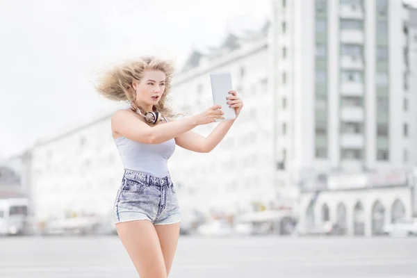 Vacker ung kvinna — Stockfoto