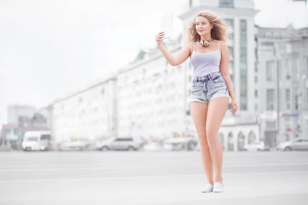 Beautiful young woman — Stock Photo, Image