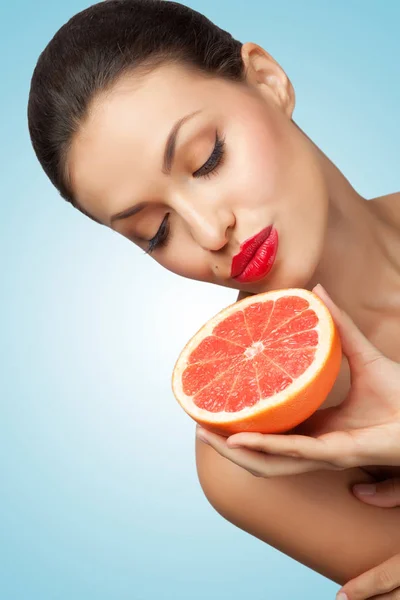 Retrato creativo de una hermosa chica — Foto de Stock