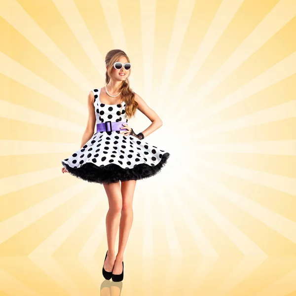 Pin-up pige i en retro polka-dot kjole - Stock-foto