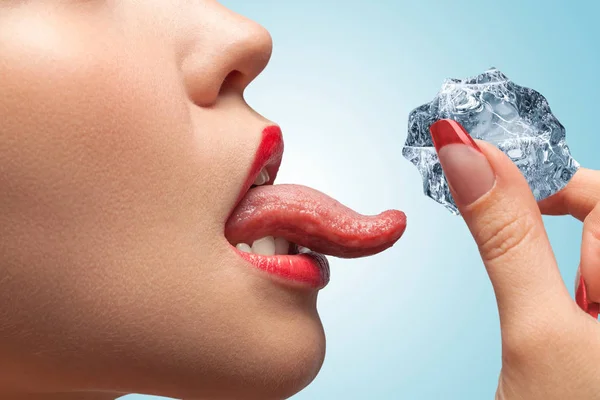 Woman going taste ice piece — Stock Photo, Image