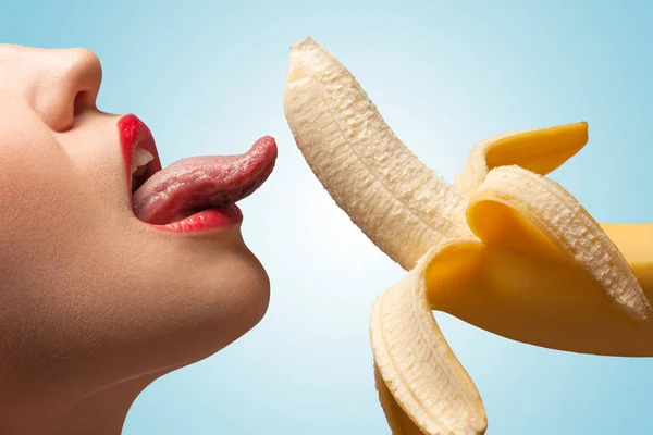 女人舔香蕉 — 图库照片