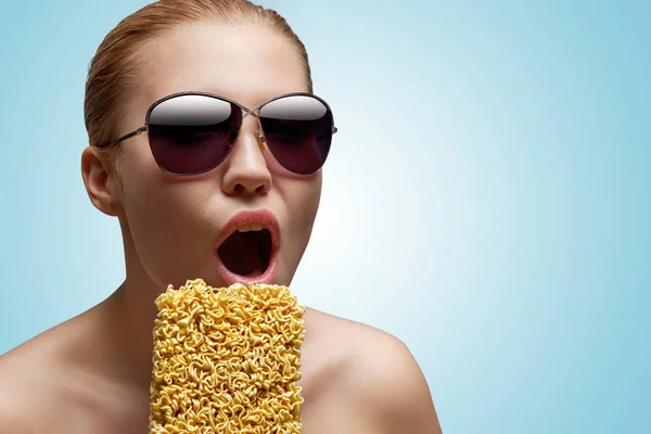 Retrato criativo de uma bela menina com fome — Fotografia de Stock