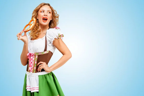 Oktoberfest vrouw dragen van een traditionele Beierse kleding — Stockfoto