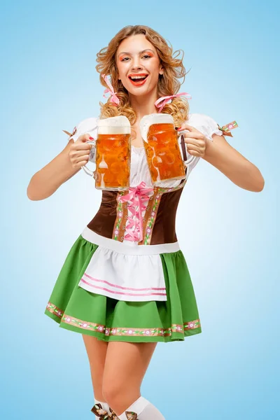 美丽性感的慕尼黑啤酒节服务员 — 图库照片