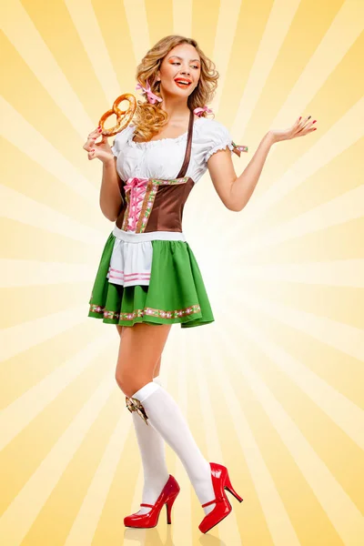 Oktoberfest vrouw dragen van een traditionele Beierse kleding — Stockfoto