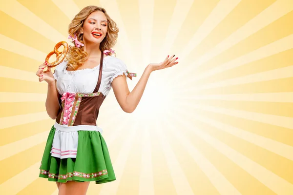 Oktoberfest-Frau in bayerischer Tracht — Stockfoto